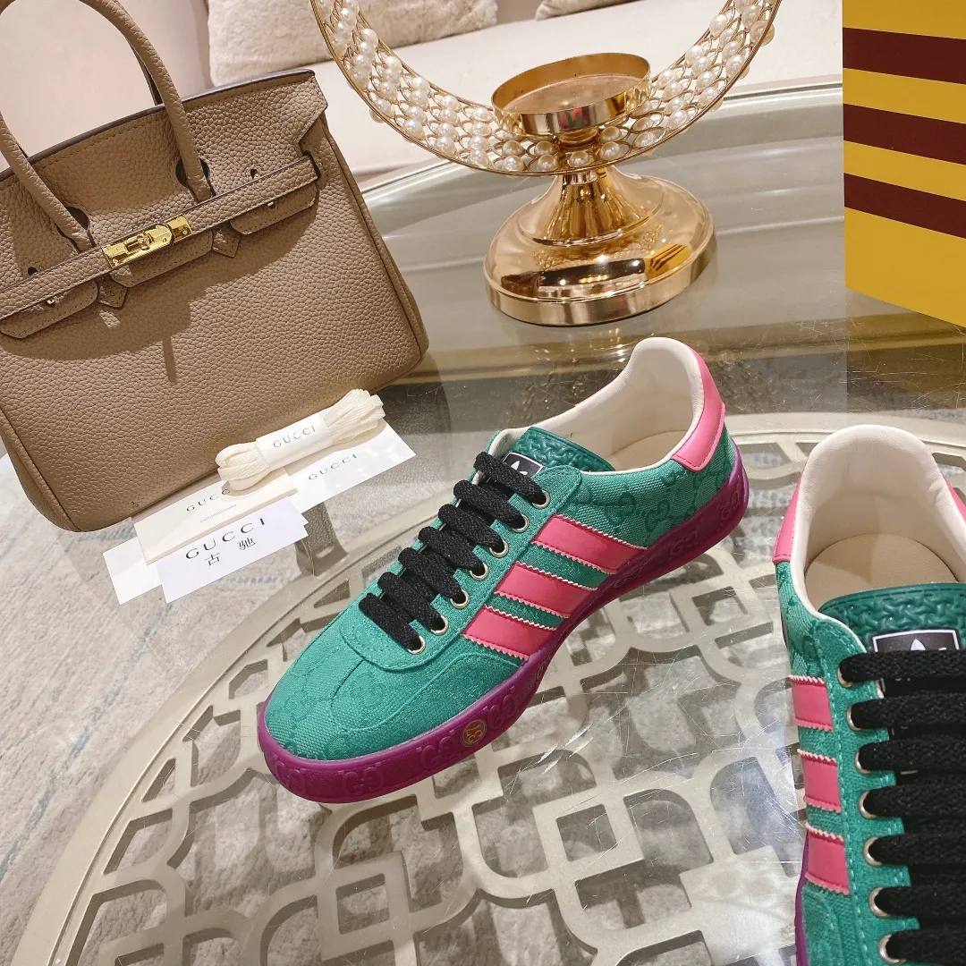 👟👟Ex-factory price 520👟👟Gucci&adidas joint limited edition couple's sneakers. A super nice joint casual sneaker with rich and bold colors! It showed everyone a completely different charm from the past! Combining retro style and youthful sports style to create a new aesthetic! Vitality yet stylish at the same time! ! Upper - made of cowhide, cowhide, cloth. Lining - sheepskin lining for foot pads. Sole - original open-molded beef tendon non-slip and wear-resistant outsole. Size: 35-47 (couple style)